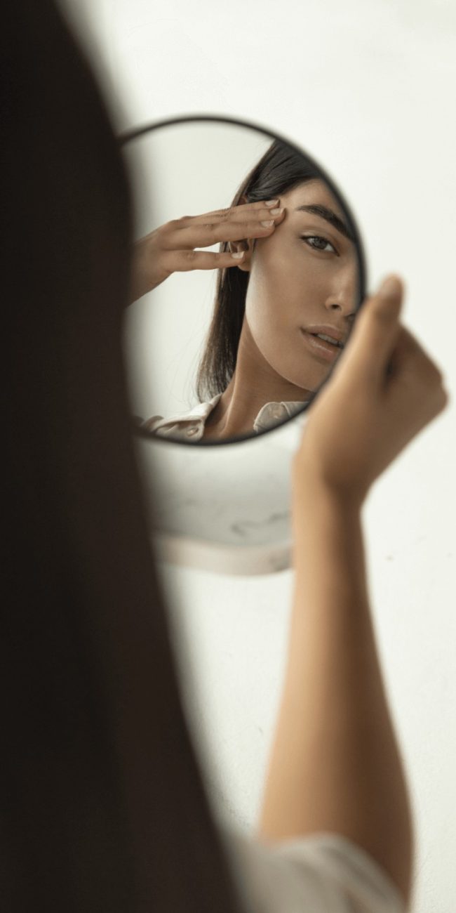 Mirroro beauty žena v zrkadle