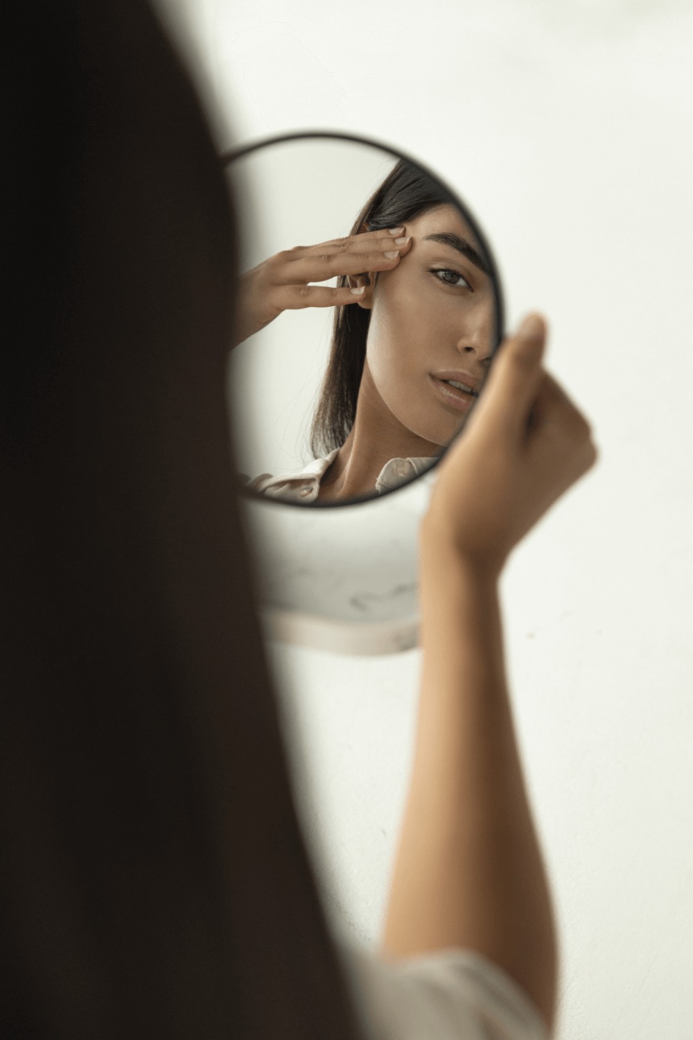 Mirroro beauty žena v zrkadle